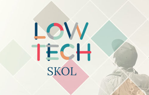 Un homme de dos, portant un sac à dos, regarde le logo de la Low-tech Skol