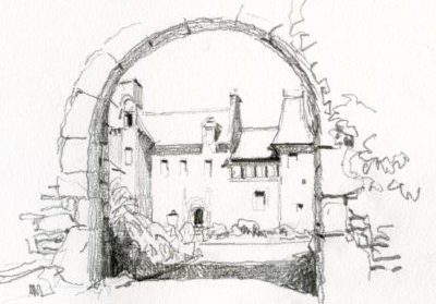 Porche en pierre à l'entrée du château de Brelidy